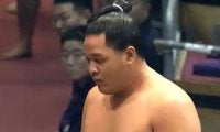 「一体、何頭身？」身長190センチの“小顔＆脚長”20歳力士に驚きの声「顔小さい」「脚ながっ」