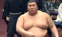 「あれ、塩がない…」熱海富士、取組直前に“エア塩撒き”の珍事 絶妙リアクションにファンほっこり
