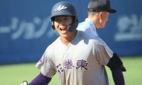 元プロ野球選手を父に持つ花巻東の大型スラッガーが木製バットで豪快な本塁打！！【神宮大会】
