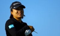 佐久間朱莉が「65」で1打差2位浮上 首位に永峰咲希