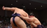 義ノ富士が平戸海を破って１敗守る「落ち着いていたのがよかった」母や同級生など30人以上来場