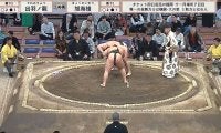 まわしが緩みに緩み過ぎて……大相撲で衝撃光景「胸の上まできてる」「どうなるの？」