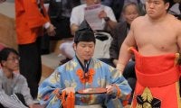 三役格行司の式守勘太夫が57歳誕生日　「朝から緊張」も差し違えなし