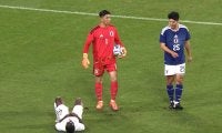 衝撃の仁王立ち！日本代表・早川友基、突っ込んできた敵FWを逆に吹っ飛ばす「体当たりにビクともしない」「これがJリーグ最強GK」「体幹強すぎ」ネット騒然
