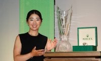 表彰式会場は拍手喝采 新人賞・山下美夢有が60秒の英語スピーチに込めた思い