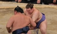 21歳の安青錦「年とか関係ない」41歳玉鷲に勝って１敗キープ　優勝争いで大の里に並んだ
