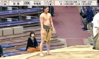 “雰囲気が菅田将暉”「強くて優しい」スタイル抜群19歳力士、取組直後に見せた仕草にキュン「優しいの神か」