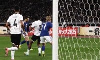 地味に神プレー！日本代表FWの“裏アシスト”が「0.5点の価値」「優秀すぎる」前田大然が敵DFを咄嗟にブロック→鎌田大地のボレー弾演出