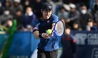 錦織圭 約3か月ぶりの復帰戦は逆転勝ち！寒い中での試合に「怖さある」も来季へ実戦感覚を積む[横浜慶應チャレンジャー]