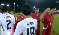 「なぜグーパンチ…？」サッカー北朝鮮代表、日本戦で“前代未聞の挨拶”「スポーツマンシップの欠片もない」「FIFAに抗議を」ネット騒然【U-17W杯】