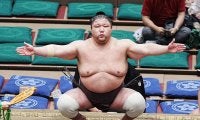 十両の紫雷が休場　11日目の嘉陽戦で左足負傷、木瀬親方「再出場ない」来場所の幕下転落確実に