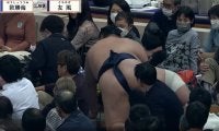 「カメラ壊れたか」大相撲で館内騒然のアクシデント 元力士「お客さん避けるとこうなる。僕も何回も…」