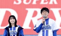 【DeNA】ダーリンハニー吉川が掲げたパネルには「桑原選手残って♡」石田裕→入江にリレー