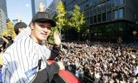 阪神リーグ優勝パレードに20万人　主砲「連覇と日本一は来年に」