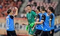 ｢このメンバーは泣いちゃう｣J1川崎の黄金期GKとの総勢9人“送別会ショット”にファン涙！ 地元焼肉店で肩を並べる写真に｢なんて素敵な1枚｣｢いつまでもファミリー｣