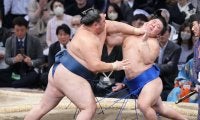 41歳玉鷲が藤ノ川との「21歳差対決」制す　だめ押しせず手を広げた姿に「優しさに胸打たれてる」