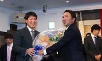 巨人・岡本和真が異例の胴上げ　引退セレモニーの長野が粋なお膳立て…7回宙に舞う