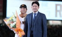 長野久義の引退セレモニー、菅野智之がサプライズ登場　花束を贈呈、球場どよめき