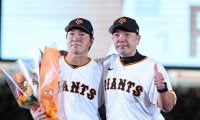 長野久義の引退セレモニー、阿部監督＆坂本勇人が号泣　花束贈呈で堪えきれず、涙を拭う