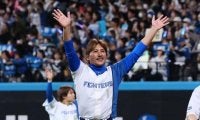 新庄監督　新入団選手＆家族との集合写真が「素敵すぎる」と反響　おしゃれなスーツ姿、輝く階段で撮影　温かいメッセージ贈る