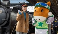 村重杏奈、地元愛あふれる笑顔でターフィーと共演！SLやまぐち号出発式でウインズ小郡20周年の魅力を熱弁「家族のみなさんが楽しめる場所」
