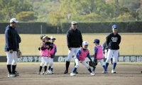 投げて打って守って、笑顔の「三刀流」　児童に野球講習会