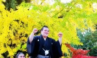 安青錦、かわいい祝福にニッコリ「祝大関昇進」横断幕の前に保育園児約６０人が集結