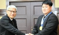ジュニア相撲選手権で世界一、箕島高の麻田選手が和歌山県知事に報告