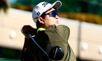 25歳の鈴木晃祐が単独首位でターン 賞金王狙う金子駆大は5打差に