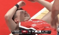 「何てことすんだ！」富永啓生が“出血”アクシデント…「アンスポだろ」「痛々しい…」顔面を手でブロックされファン激怒【バスケ日本代表】