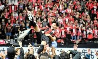 J2の北海道コンサが最終戦で快勝　引退の深井「監督として戻る」