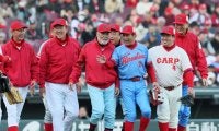 レジェンドだらけのカープＯＢ戦「二遊間復活」熱い抱擁？に歓喜の声「すげえ！！」「かなり懐かしい」