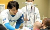 かつて脳腫瘍を手術　日本ハム山崎投手が北大病院の子どもたちを激励