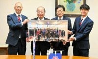 カターレ富山の主将ら、J2残留を知事に報告「サポーターの力が大」