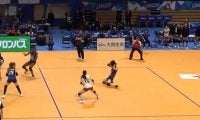 女子バレー、頭部直撃の強烈スパイクにざわめき 直後に注目選手が…振る舞いに反響も