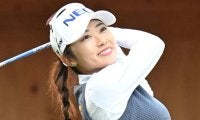 「かっけ～」安田祐香、白コーデで“相棒”の高級愛車にもたれかかったショットを披露