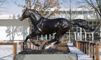 イクイノックスのブロンズ像が完成 ノーザンホースパークでお披露目式が開催される