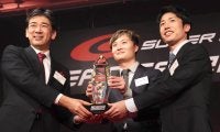 スーパーＧＴの年間表彰式　史上初の３連覇の坪井と山下が「４連覇に向けて頑張ります」と宣言