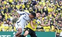 柏は涙のＶ逸　最終戦勝利も勝ち点１差届かず　試合終了後、異例の静寂、そして涙