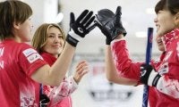 カーリング日本女子、大一番の初戦は「冷静に」完勝　五輪最終予選