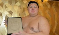 横綱大の里、手形レリーフお披露目　「昭和の大横綱」の郷里・宇佐で