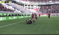芝がえぐれた！J1得点王に笑劇アクシデント「環境破壊」「まったく滑ってない」鹿島FWの膝スライディング大失敗が脚光「田中碧に習おう」