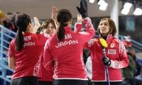 カーリング日本女子、局面打開の一投で2連勝発進　五輪最終予選