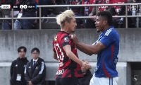 「そりゃ怒る」鈴木優磨、マリノスDFと一触即発！「またばあちゃんに怒られるぞ」「腕がガッツリ入ってる」ファン騒然