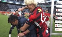 選手乱入！ 鹿島・鬼木達監督、“手荒すぎる祝福”でびしょ濡れ「切り込み隊長が好き」「ニコニコで水かけ笑」鈴木優磨の“言い訳”も話題