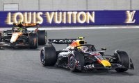 F1で“無念のラストラン”　総合王者ノリスと戦った角田裕毅への厳格ジャッジに異論「ユウキの走行は危険で不必要なもの」