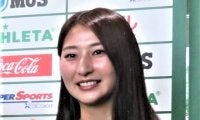 「可愛い」「天使が舞い降りた」女子サッカー塩越柚歩、赤ニットでディズニー満喫…SNSで反響