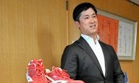 広島カープの上本崇司さん、引退試合のスパイクを広島県福山市に寄贈