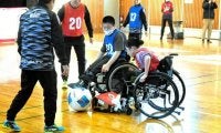 車いすの子　ファジとゴール　岡山支援学校でコーチが出前授業