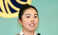 「カメラマン美夢有誕生」山下美夢有、ベージュのトレンチコート姿で「人生初」報告